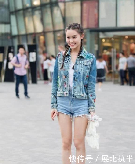 # 看起来#让小姐姐看起来非常的迷人,魅力十足,街拍:黑色紧身小背心