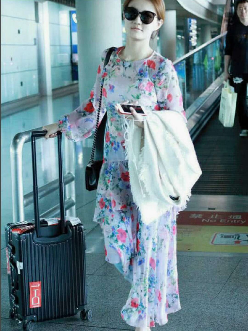 徐璐现在这是怎么了？在机场中穿了一身大妈的裙子！