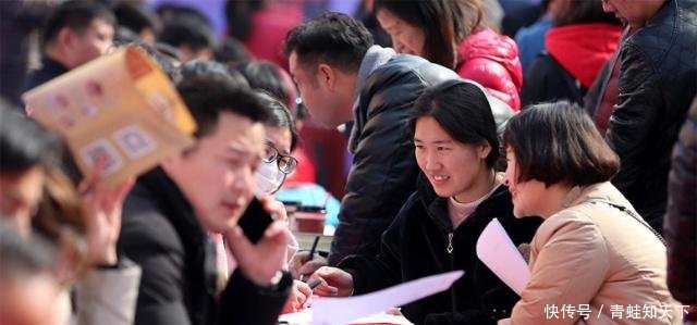 下岗之后，年龄也达到了45岁，却没钱缴纳社保，怎么去处理