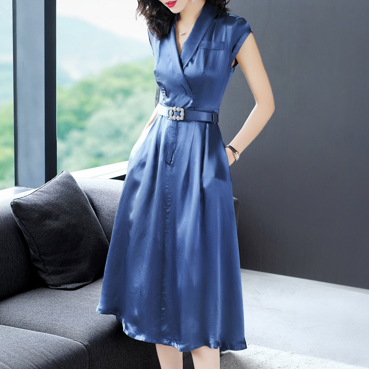 本以为蚕丝裙就够美了，没想到无袖裙更秀魅力，咋穿都得劲