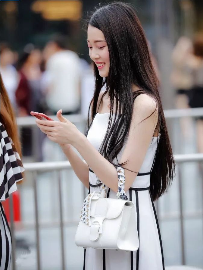 街拍:两位颜值高身材好的小姐姐，你喜欢哪位?