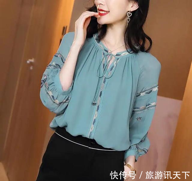  [显嫩]今年巨火的一款上衣，叫“春小衫”，洋气又显嫩，出门游玩很显瘦