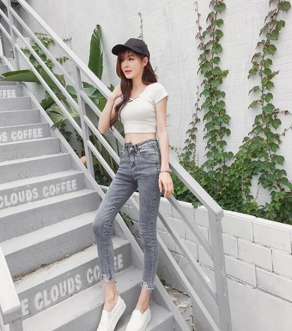 青春时尚的紧身牛仔裤美女，显现的高挑又有气质，让人心旷神怡