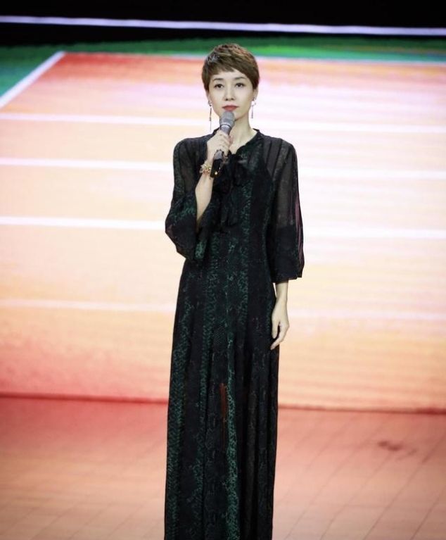  连体■马伊琍终于高调美一回身穿黑色抹胸连体裤优雅端庄，气场十足