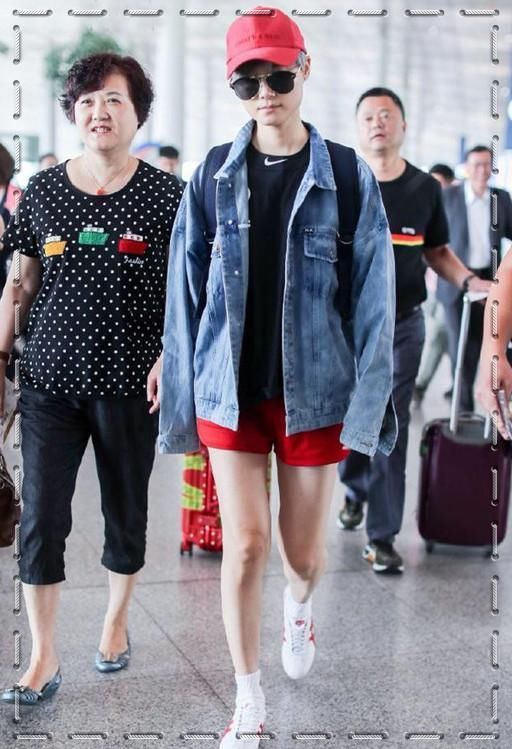 当李宇春和乔欣同穿牛仔外套，网友：这就是假小子和真女神的差距