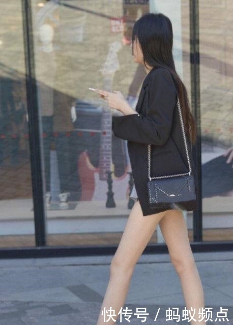  [美女]优雅时尚的街拍：年轻自信的美女，掩盖不住时尚的美丽