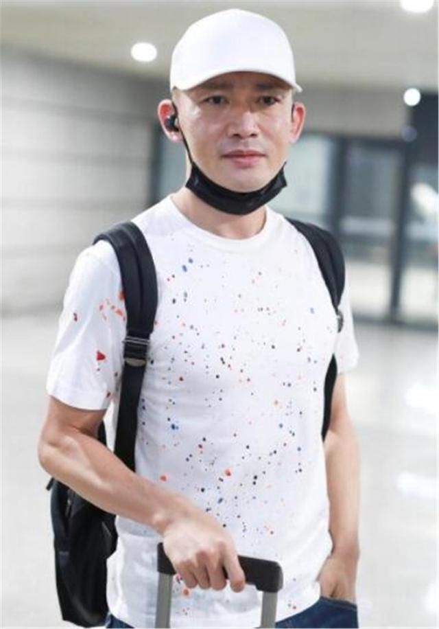 聂远夫妇机场秀恩爱，妻子素颜很给力，穿的却比40岁的聂远更显老