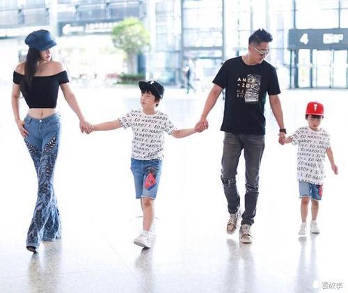 冉莹颖真拼,这样的身材却敢穿紧身露脐装,带娃这样穿合适吗?