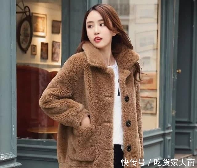 『小瞧』别小瞧这羊羔毛,保暖减龄不比羽绒服差,大雪天配雪地靴刚好