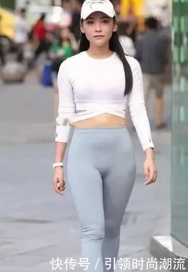 精心搭配的打底裤美女，显得温婉柔美，非常吸引眼球！