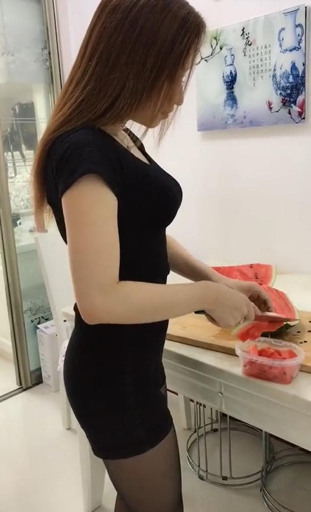 小姐姐在家里也不忘穿黑丝袜，边吃西瓜边看美女还是蛮舒服的!