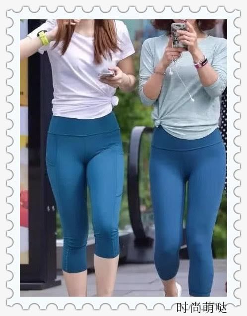 好闺蜜穿同款紧身裤逛街，哪个身材你更喜欢？