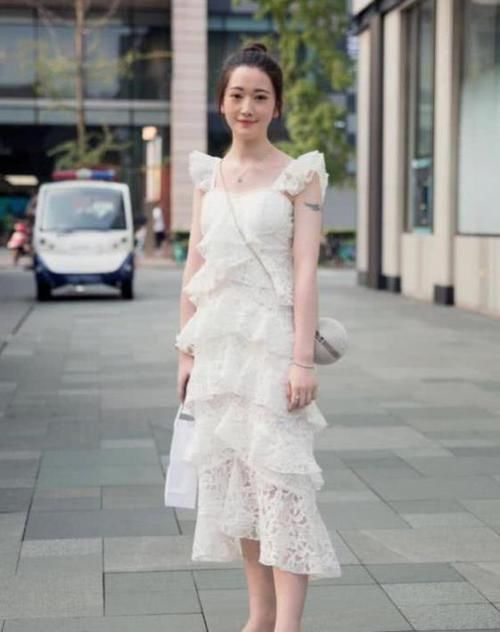 『秀丽』街拍:秀丽端庄的小姐姐,一条白色连衣裙,时尚气质好身材