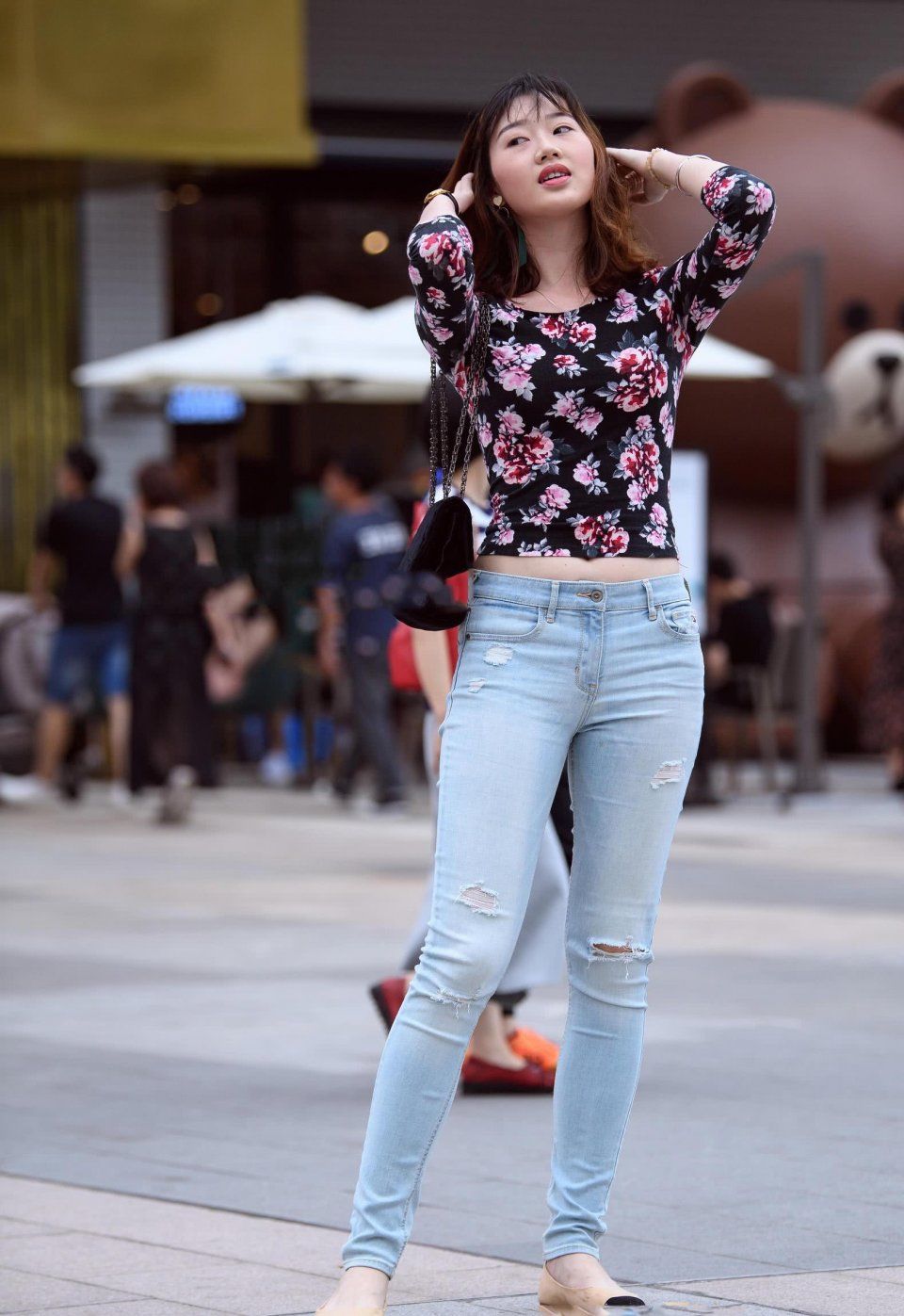 街拍:气质小姐姐紧身牛仔裤穿出微胖感觉，腼腆的笑容很害羞