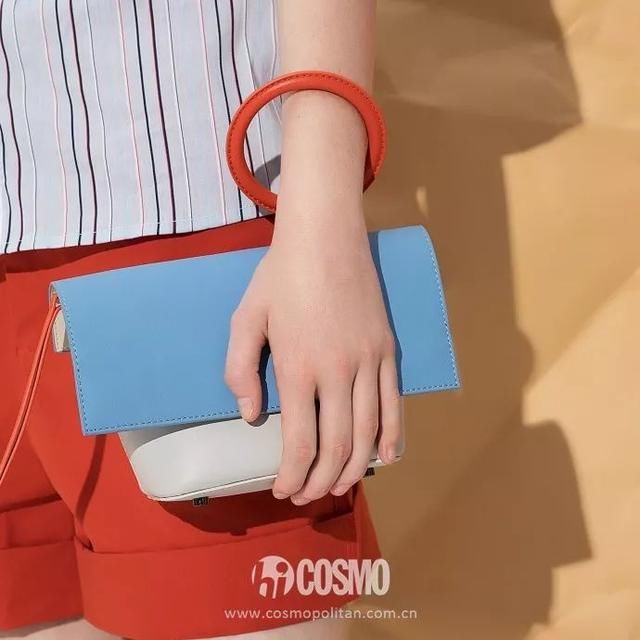 男朋友买了两个500块的包包送我,超开心!