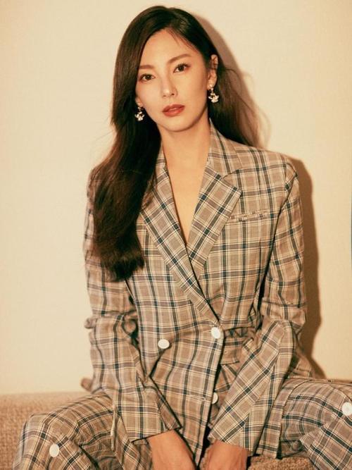 张雨绮可攻可甜,白色礼裙格纹西装统统hold住,网友:仙女本仙!