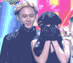 男女爱豆谈恋爱被公司怒而开除，如今公司又后悔了?