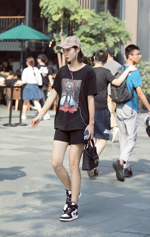 街拍路人，夏天出门最佳穿搭参考，让你像女神一般的存在