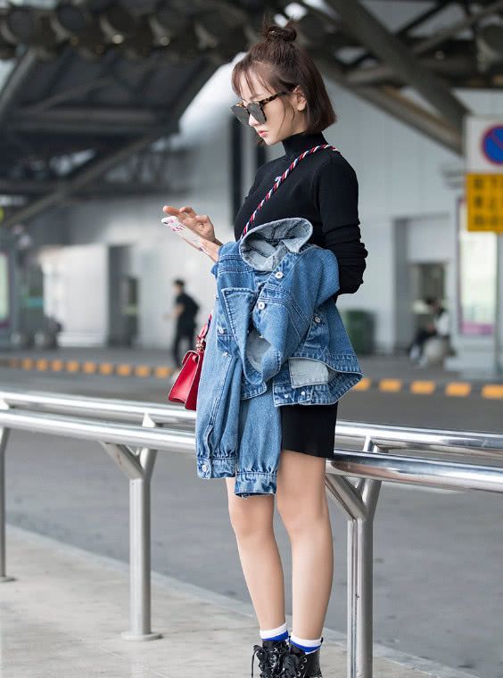 杨蓉真是绝了，为了显瘦绑2条腰带，意外凹出两米八大长腿!