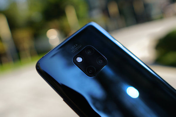 华为Mate 20 Pro上手体验,后置“浴霸三射”带来别样惊喜。