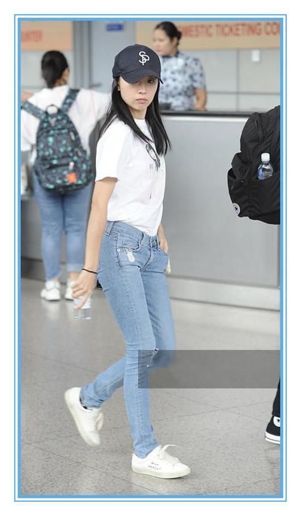 没有董洁的腿真别穿紧身牛仔裤,像伊能静这样撑不起来就尴尬了!