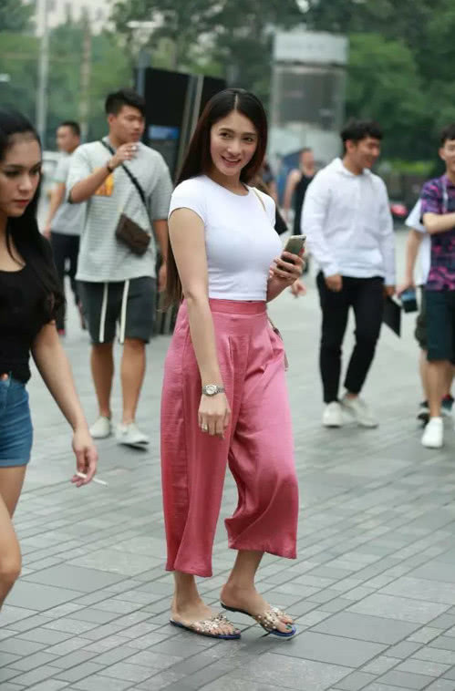 气质小姐姐走路都有这么妖娆的身姿，一点也不在一路人的指指点点