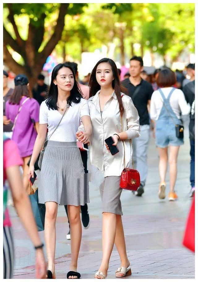 街拍：吊带连体裤，将小姐姐的身材衬托的凹凸有致，显得很高级！