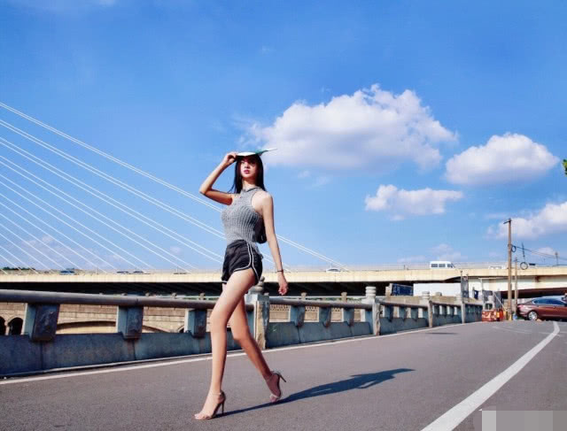 街拍：网红小姐姐街边卖西瓜，网友：这么热还穿丝袜?