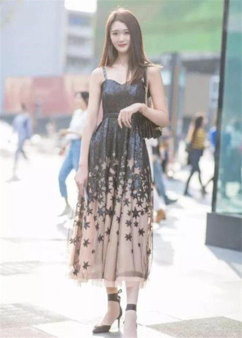  大气|街拍：美女身穿米色超短裙，肌肤如玉，尊贵优雅显大气