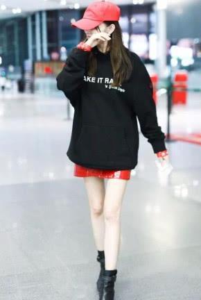 张天爱又秀腿,穿皮裙现身机场,这双腿不知道是多少女孩心中的梦