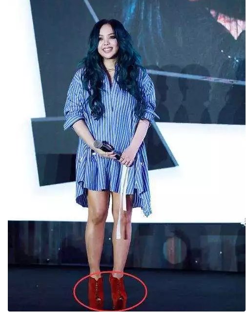 张惠妹踩10厘米红色高跟鞋现身，网友:腿太粗了，越看越像腊肠!