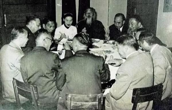  『菜单』吃货名厨张大千的手书菜单，光看一遍就流口水！翡翠饺、樱桃肉…
