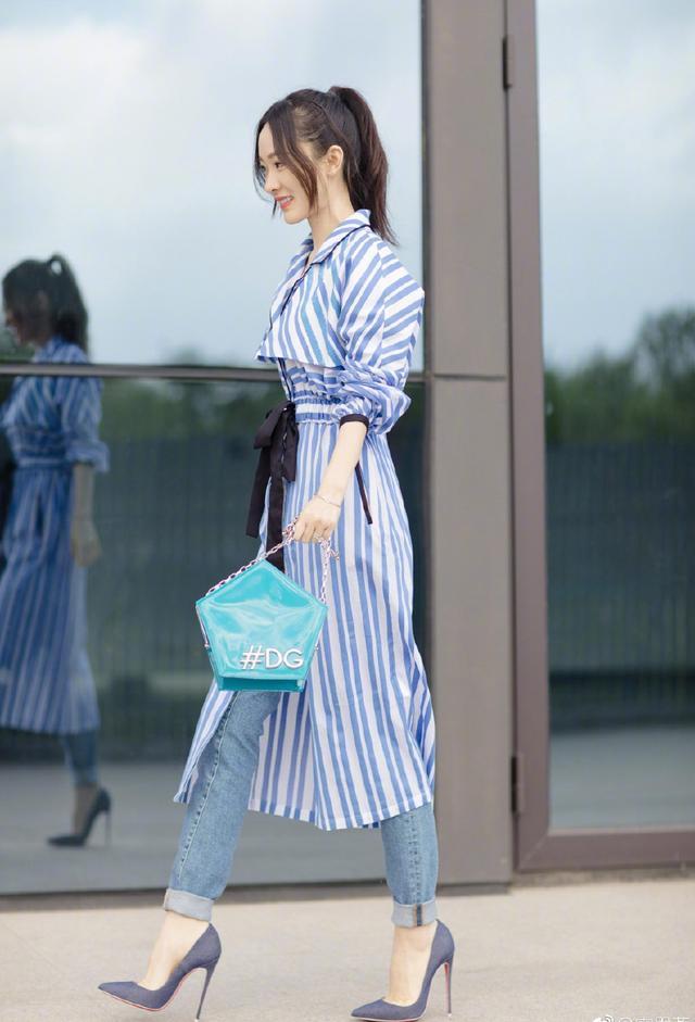 霍思燕身穿条纹衬衫+牛仔裤,气场全开,网友:15cm高跟鞋太抢镜