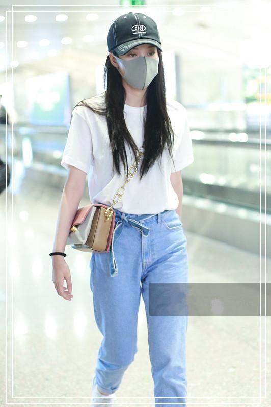 看了张雪迎的机场照，再看看杨紫，网友直呼:这状态差距也太大了