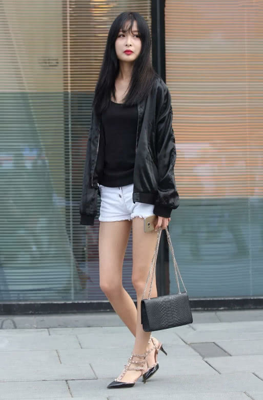 眉间过宽有点呆的小姐姐，是不是被人骗了，一直在这里傻傻的等