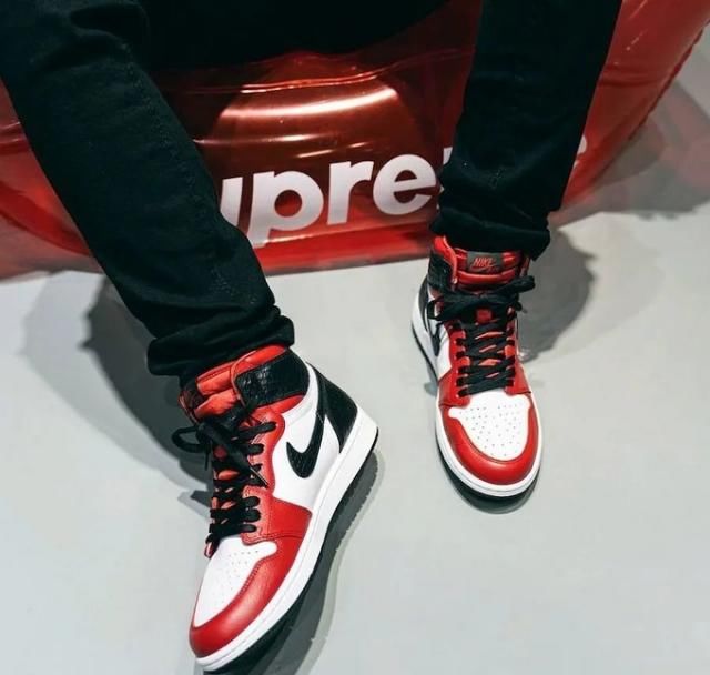  【還是】“一飞冲天”，還是走红丝绸的旧路？AJ1 “ SATIN SNAKE”明确开售