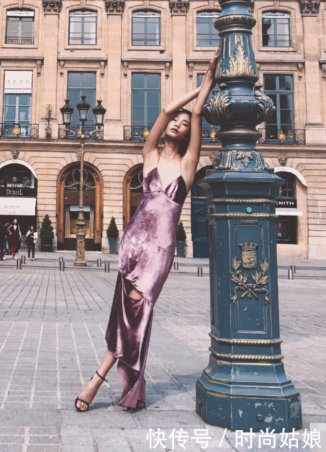 王艺美过阚清子？不愧是上过维密秀的模特！红T配牛仔裤确实不同