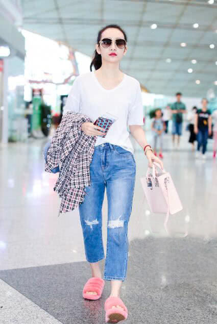 36岁王鸥真敢穿！慵懒风不够拖鞋来凑，网友：看到拖鞋我只沉默