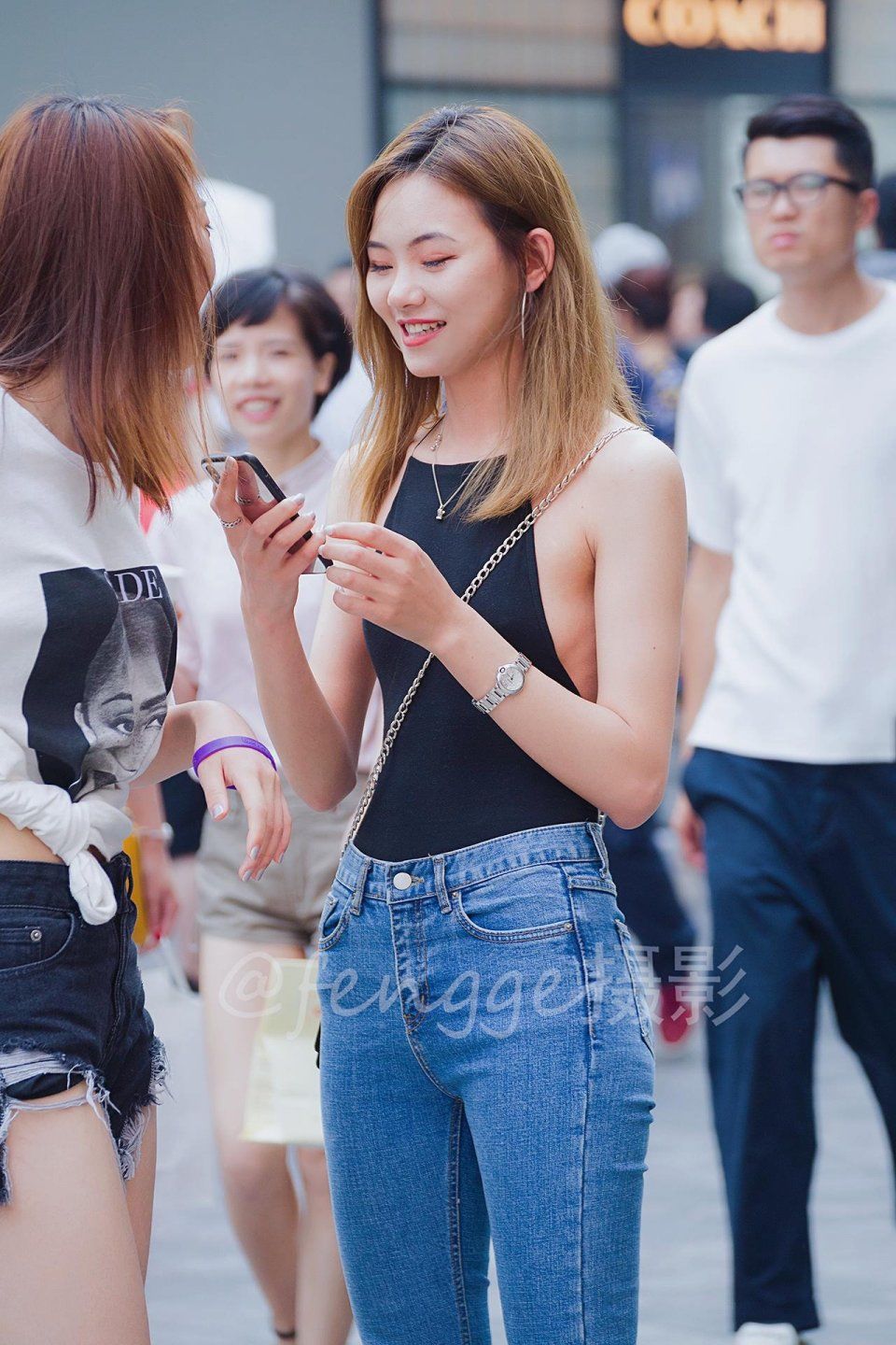 街拍:将露背连体衣穿出了青春与时尚的小美女，背上的压痕好神奇