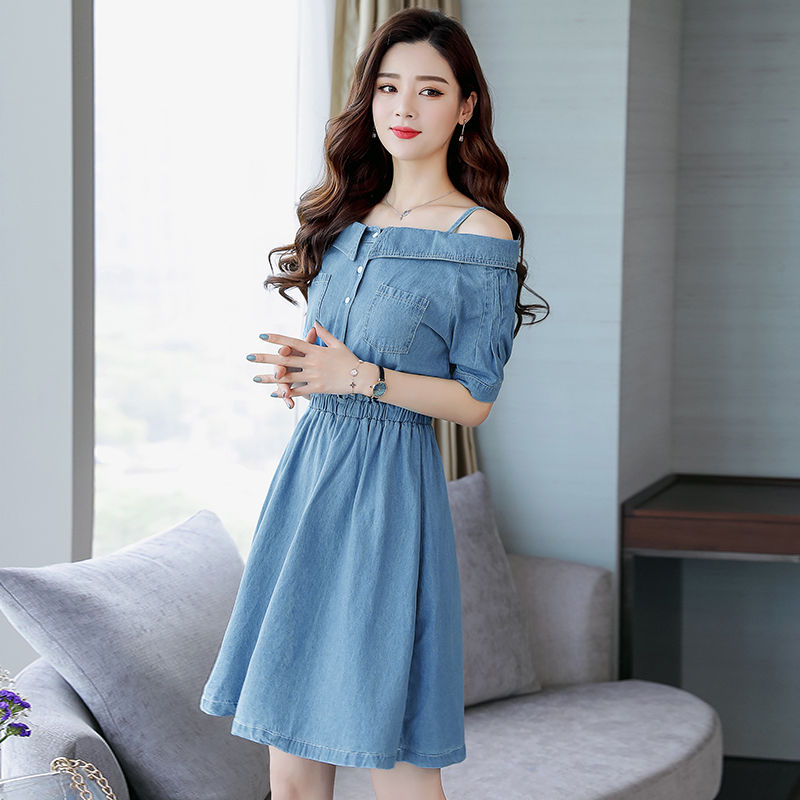 自带凉爽效果的吊带裙在八月很受欢迎,凸显窈窕身材,动人心弦