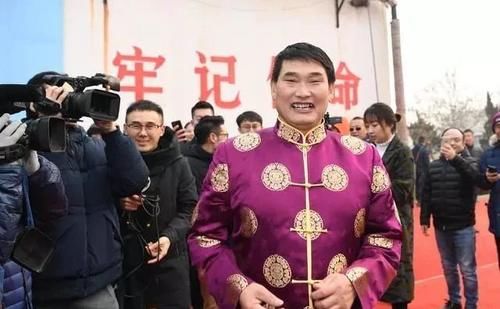  「成了」大衣哥成功了，成了村里的励志典型；没成功，就是不务