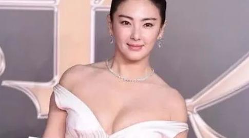 沈月被嘲“娱乐圈最丑女明星”！肩宽、腿粗真的没救了吗？