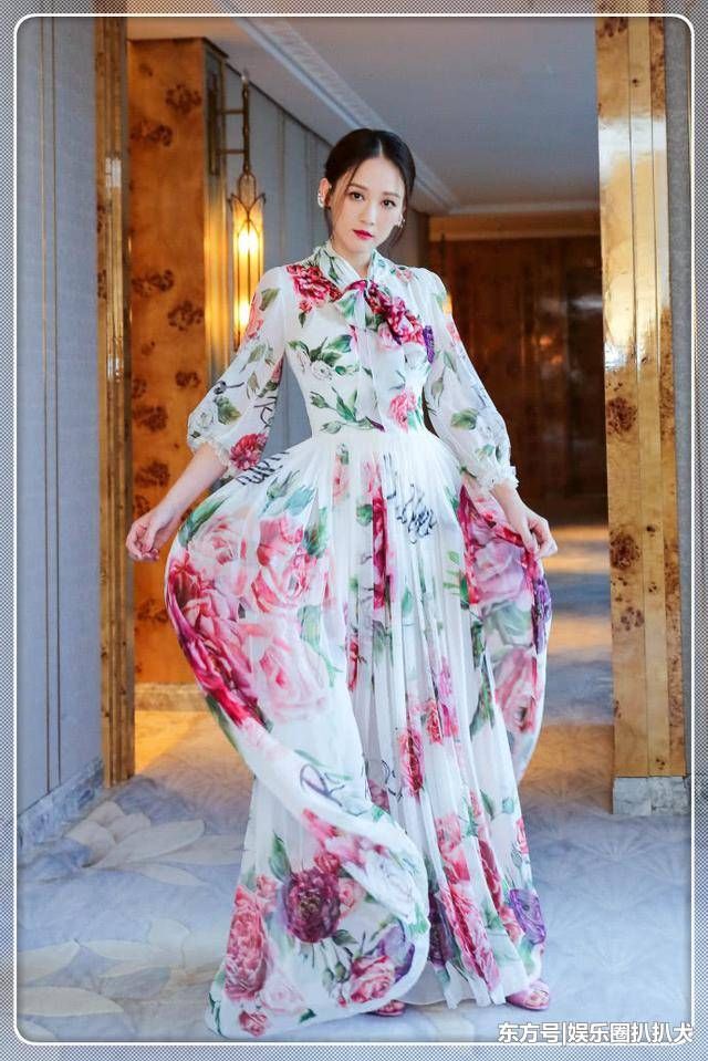 陈乔恩穿印花连衣裙嫩出新高度，38岁美成18岁，连气质都变了