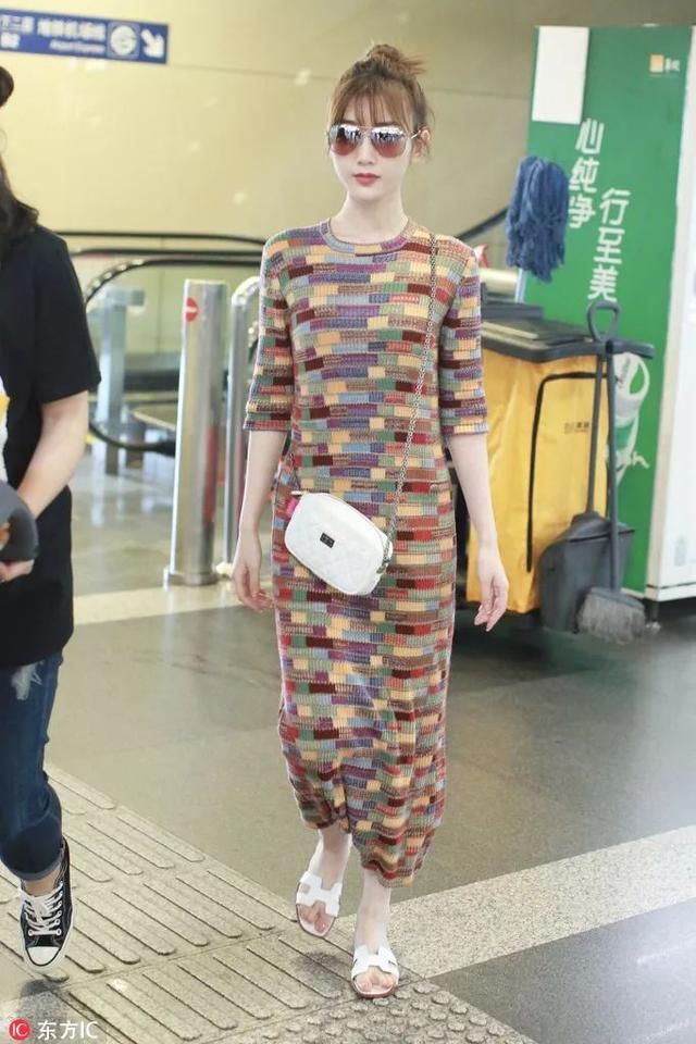 巧穿搭|吴宣仪这双凉鞋还可以，显腿长