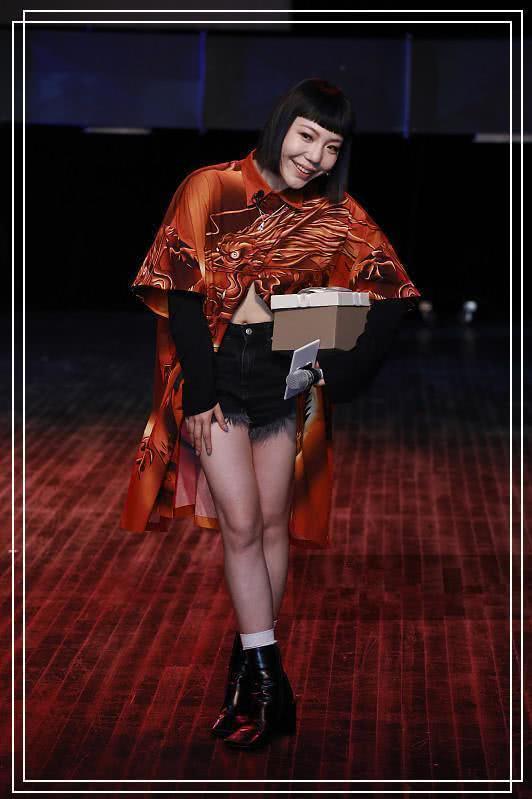 本以为吉克隽逸的短裤够大胆的了，可看到吴莫愁，我瞬间缄默了！