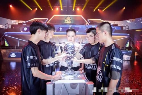 两大LOL幻神UZI和Jackylove吃鸡引观众热议,韦