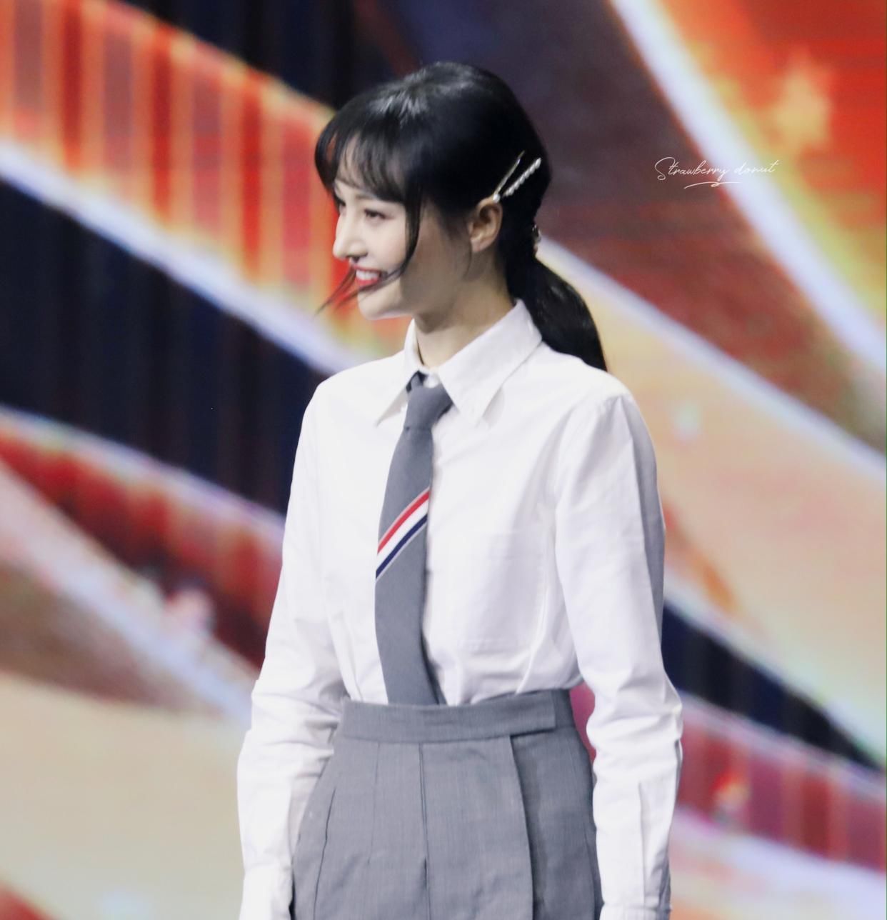  美少女：吴宣仪和郑爽, 体重都是86斤, 同为百褶裙造型, 到底谁更甜?