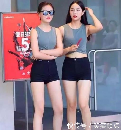 『美女』街拍美女:身姿丰盈的小姐姐,牛仔短裤婉约别致,更显时尚魅力!