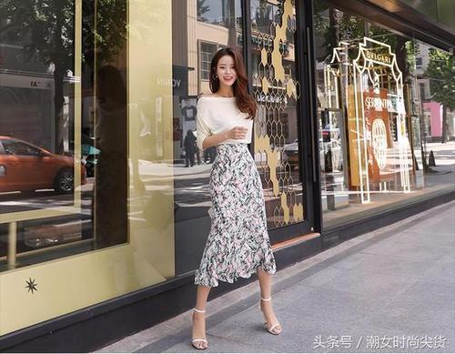 斜肩搭配包臀裙,不仅秀出了一双迷人的大长腿,还能修饰臀部线条