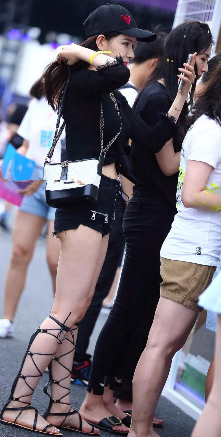 两个小姐姐一起出街，一个紧身裤一个短裤，闺蜜沦落到给她拍照的